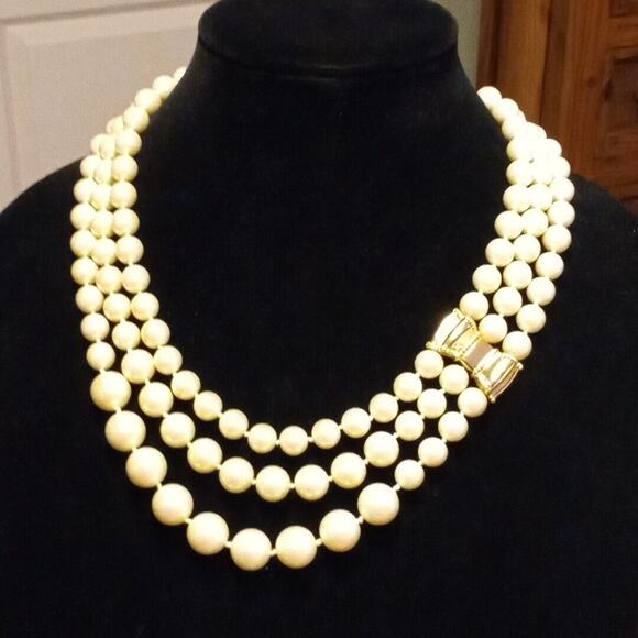 KATE SPADE NEW YORK TRIPLE 3 STRAND FAUX PEARL 'MOON RIVER' BOW NECKLACE EUC - Picture 6 of 10
